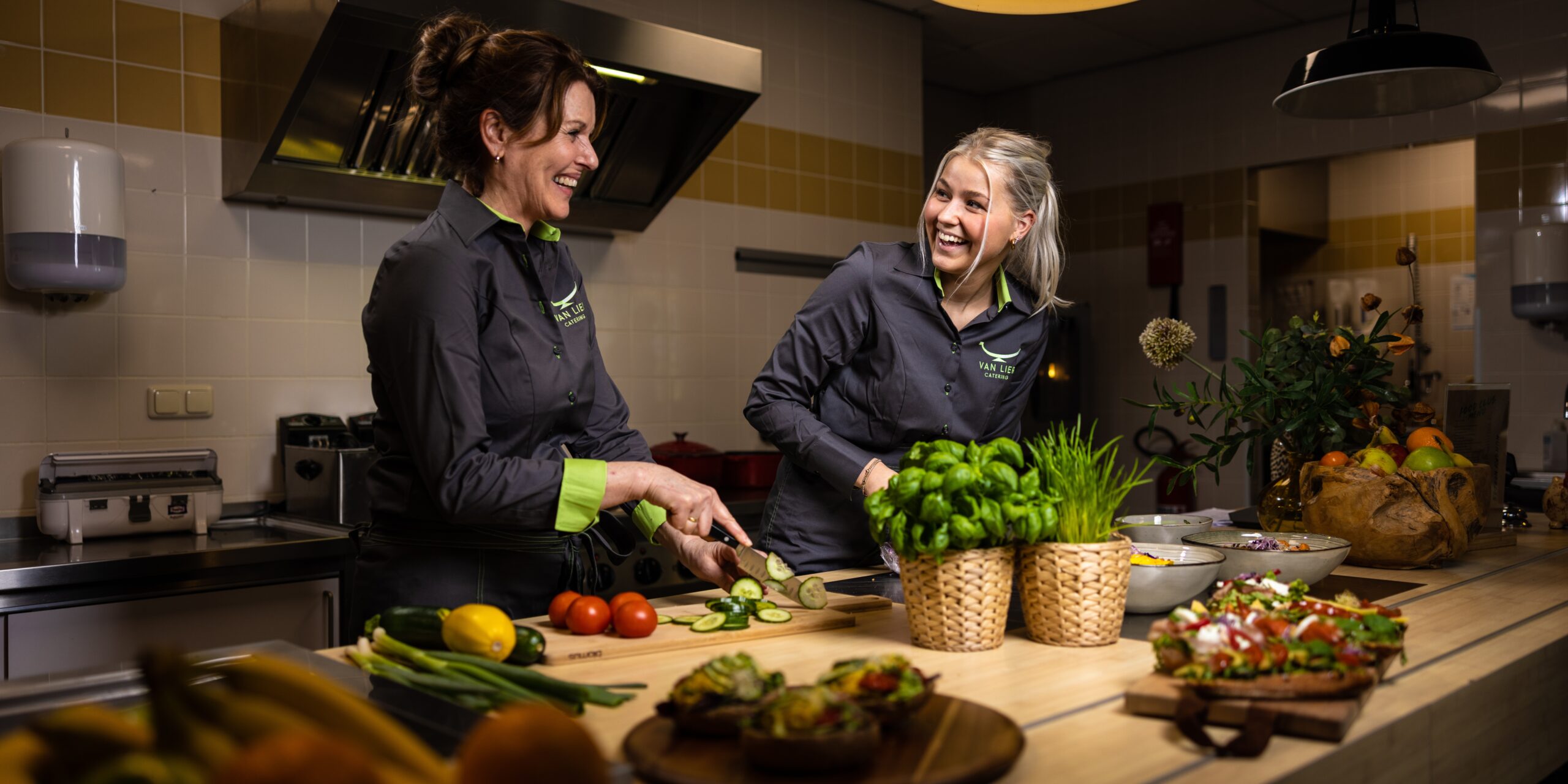 Cateringbranche - cateringmedewerkers aan het werk in de keuken