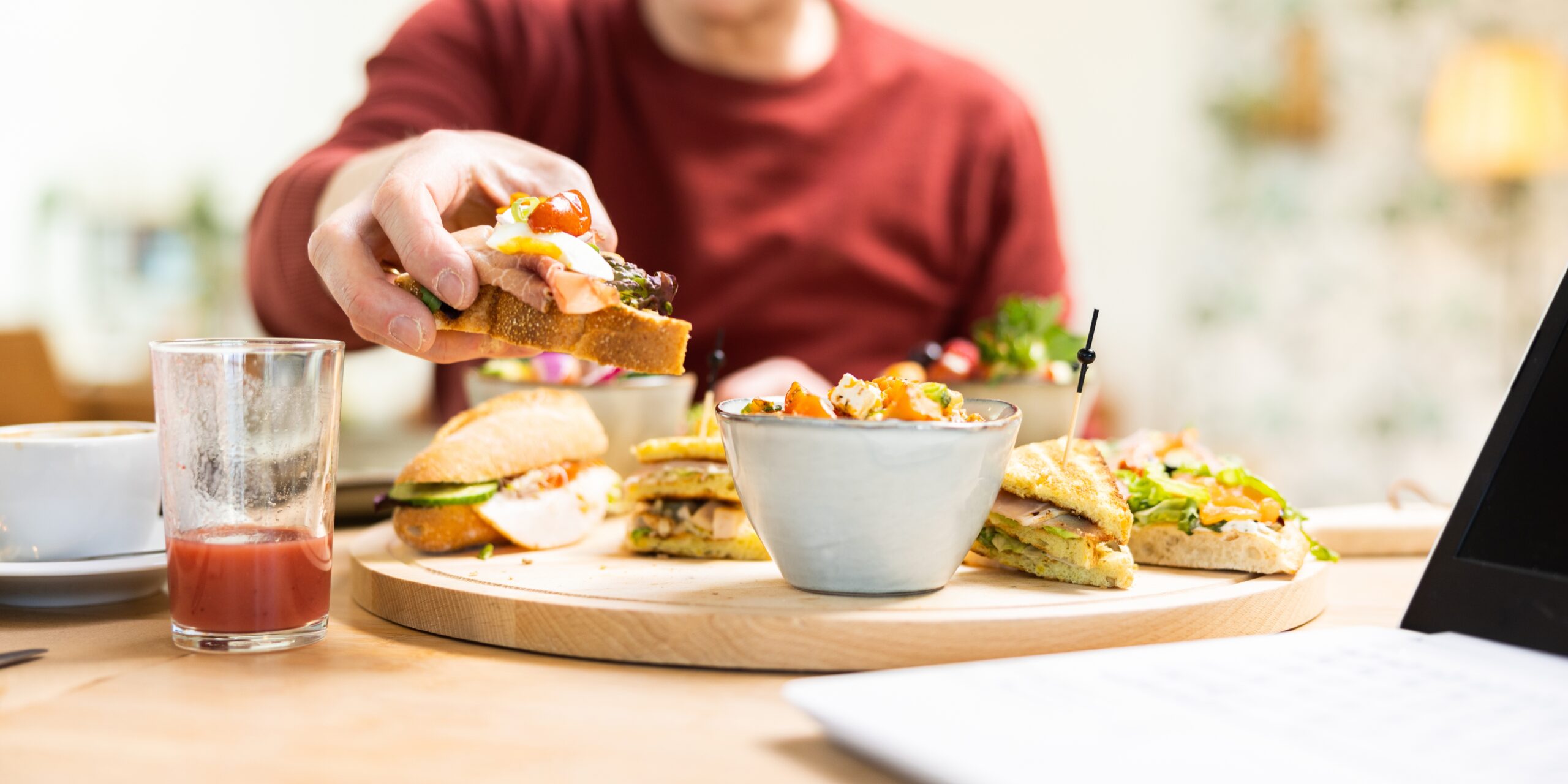 Bedrijfslunch met vers belegde broodjes